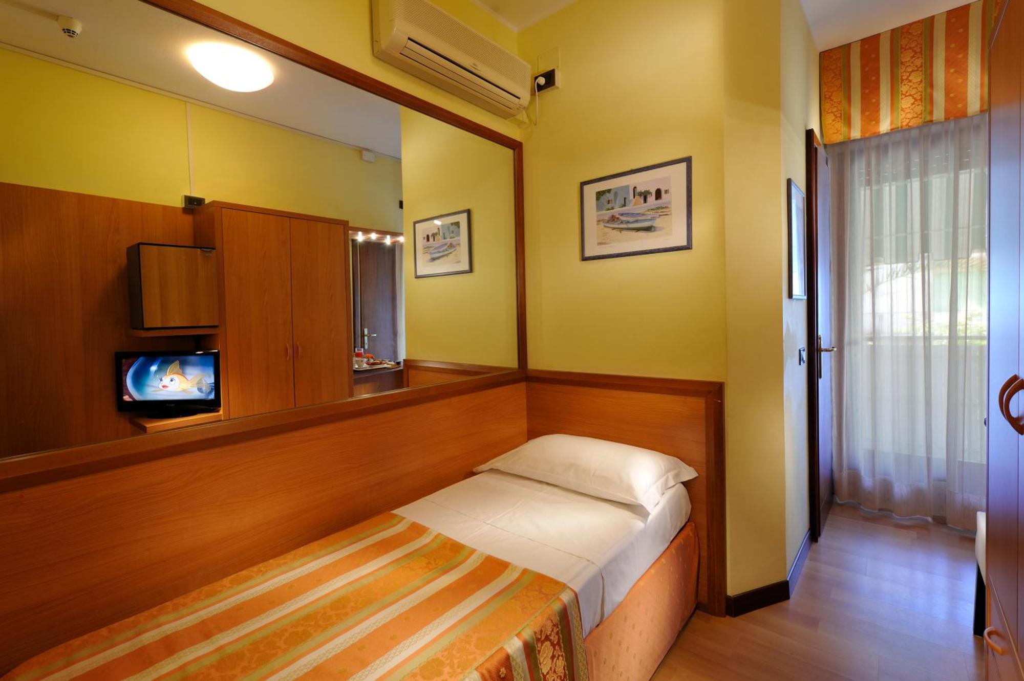 Hotel Al Prater ลินญาโน ซับเบียโดโร ภายนอก รูปภาพ