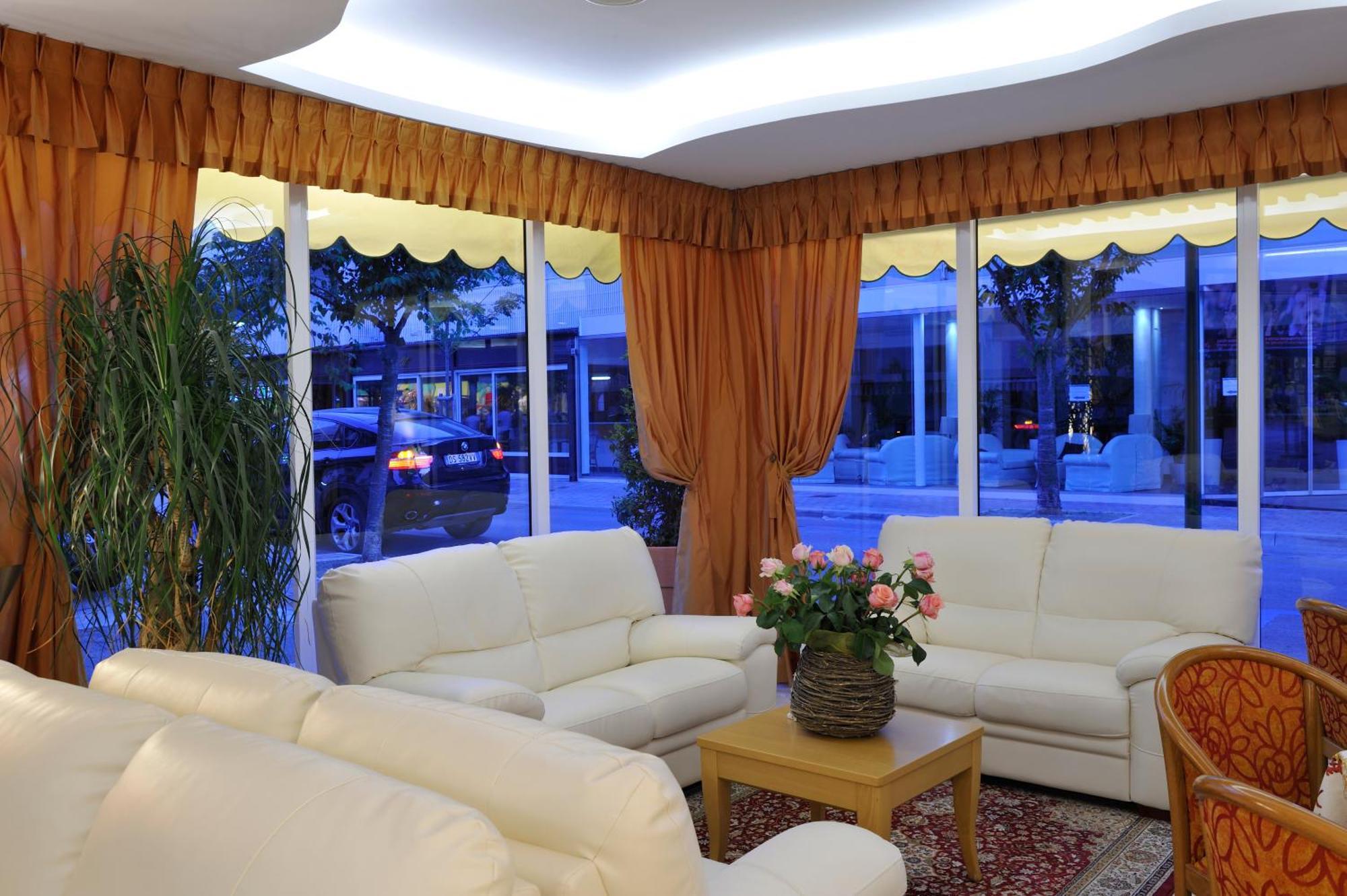 Hotel Al Prater ลินญาโน ซับเบียโดโร ภายนอก รูปภาพ