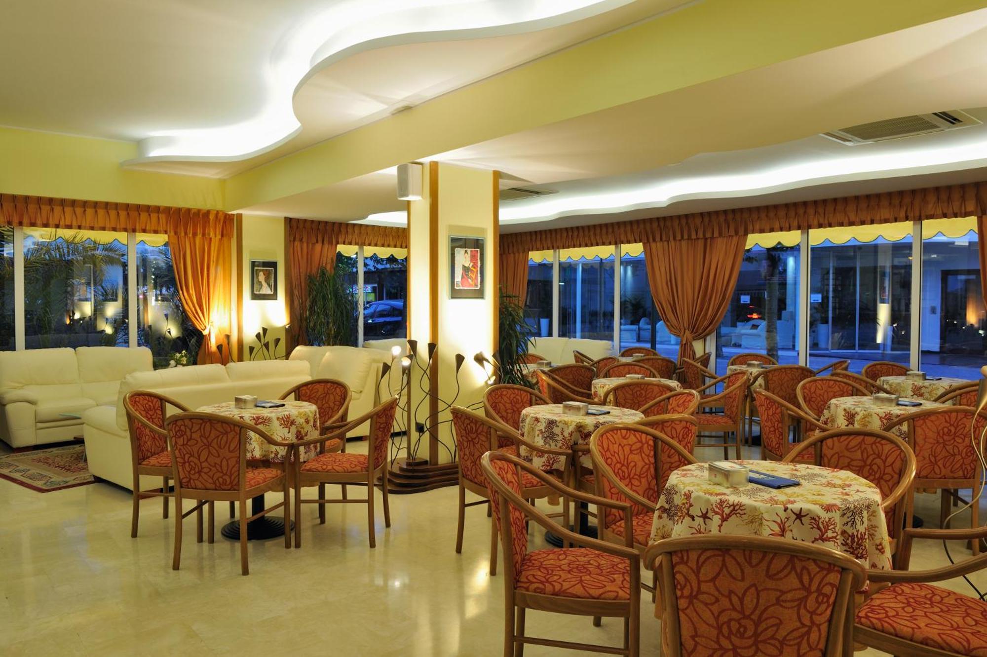 Hotel Al Prater ลินญาโน ซับเบียโดโร ภายนอก รูปภาพ